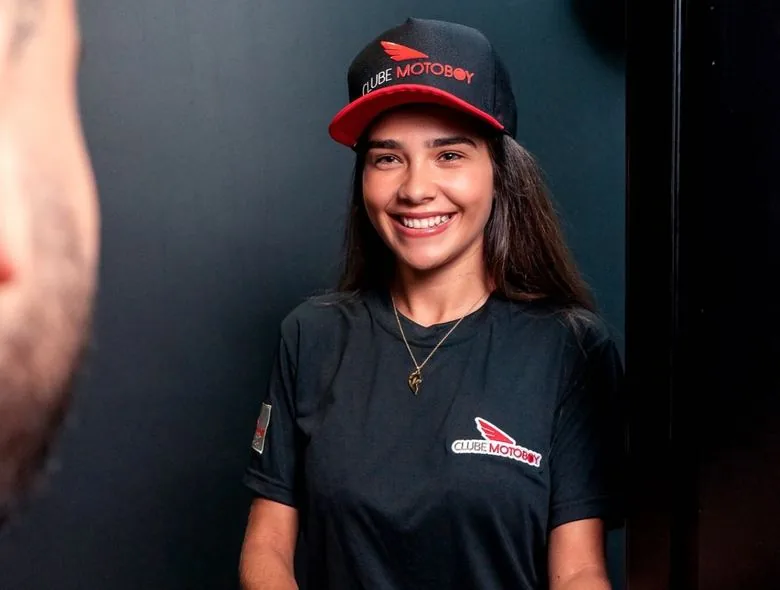 Entregadora do Clube Motoboy uniformizada