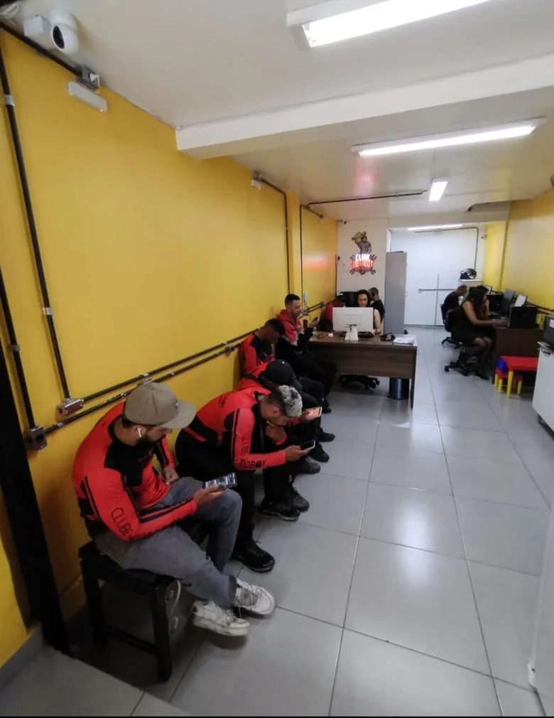 Central de operações do Clube Motoboy com entregadores e atendentes